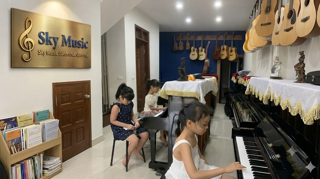 Lớp học piano dành cho trẻ em Các bé luyện piano trong lớp học tại Sky Music