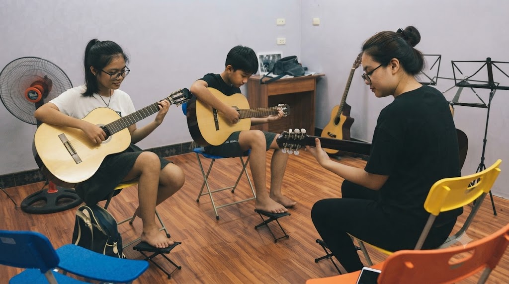 Giáo viên hướng dẫn học guitar người mới nên học guitar classic hay acoustic