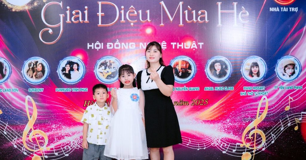 Học viên piano tham gia chương trình âm nhạc Giáo viên và hai học viên nhỏ tuổi tại chương trình biểu diễn âm nhạc