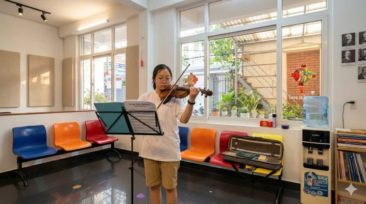 Học viên luyện violin cơ bản tại lớp nhạc Sky Music khu vực Long Biên Hà Nội