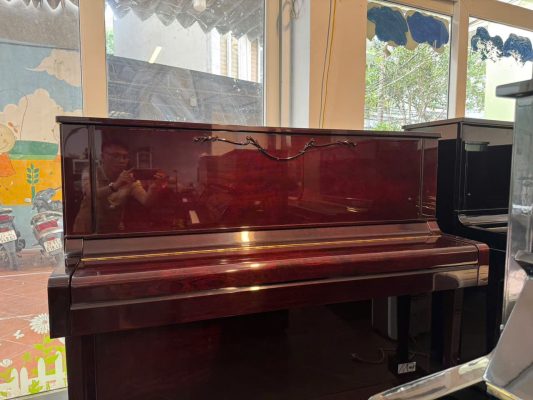Piano cơ upright phù hợp cho bé luyện tập lâu dài tại Sky Music