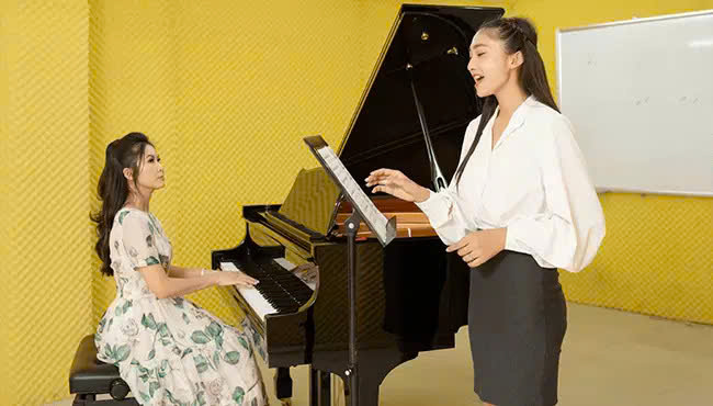 Giáo viên hướng dẫn học hát 1 kèm 1 cho học viên trưởng thành tại Sky Music Hà Nội
