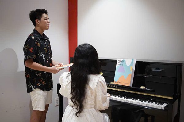 Giáo viên tư vấn khóa học thanh nhạc phù hợp cho người lớn tại Long Biên Hà Nội