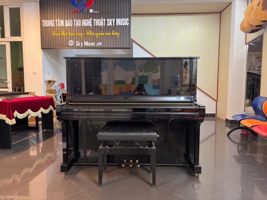 Showroom piano Sky Music Long Biên với nhiều mẫu piano cơ và piano điện thực tế