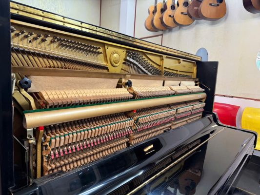Khách hàng trải nghiệm piano cơ tại Sky Music Long Biên Hà Nội trước khi đăng ký học