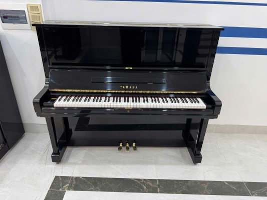 Piano cơ Yamaha U3H cho bé học piano nghiêm túc tại Sky Music