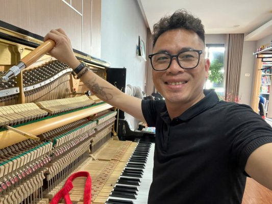 Kỹ thuật viên Sky Music đang lên dây đàn piano cơ Yamaha tại nhà khách hàng khu vực Long Biên Hà Nội