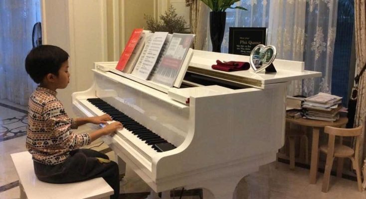 Bé 6 tuổi học piano cơ tại nhà – bước khởi đầu học piano cho bé ở Long Biên