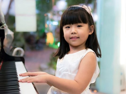 Bé mới học piano điện tại Long Biên cùng giáo viên hướng dẫn