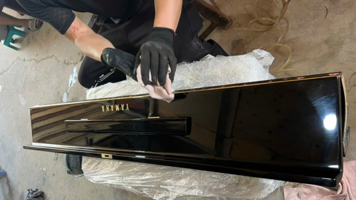 Quy trình đóng gói và giao đàn piano Yamaha chuyên nghiệp tại Sky Music Long Biên
