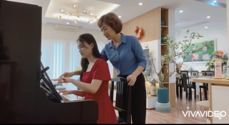 Giáo viên kèm riêng học sinh học piano cơ bản theo lộ trình chuẩn tại Sky Music