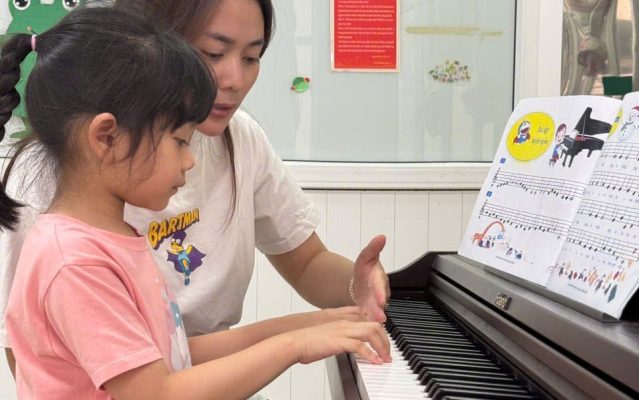 Giáo viên Sky Music hướng dẫn bé gái 4–5 tuổi làm quen piano với phương pháp phù hợp lứa tuổi tại Long Biên