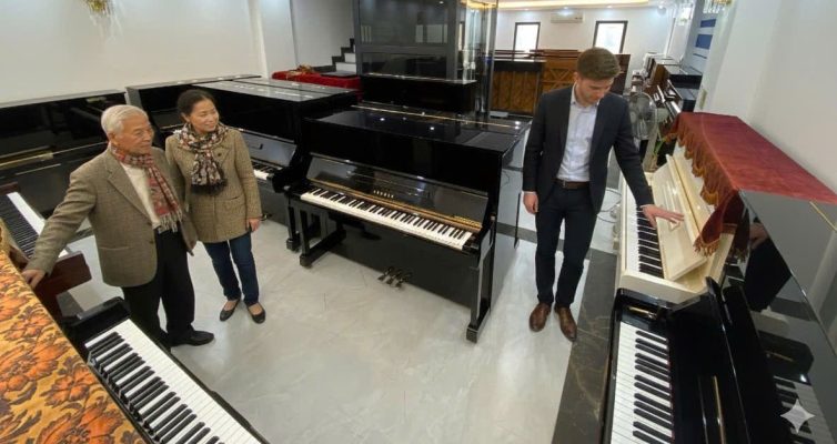 Khách hàng trải nghiệm đàn piano cơ nội địa Nhật tại showroom Sky Music Long Biên