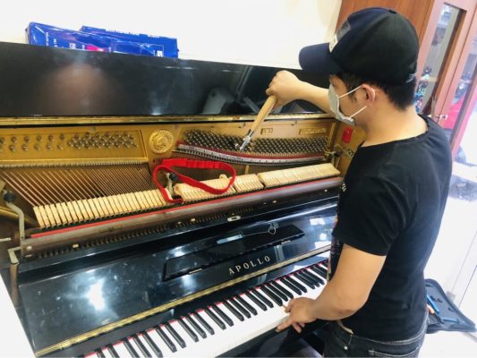 Kỹ thuật viên kiểm tra tổng thể bộ dây đàn piano trước khi lên dây tại nhà ở Long Biên