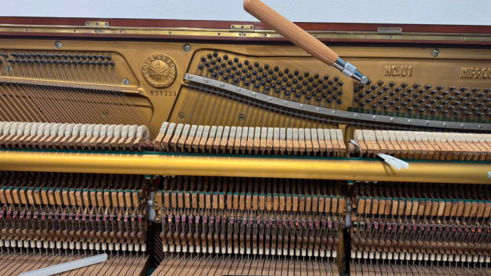 Kỹ thuật viên Sky Music lên dây đàn piano và bảo dưỡng định kỳ cho khách hàng tại Long Biên