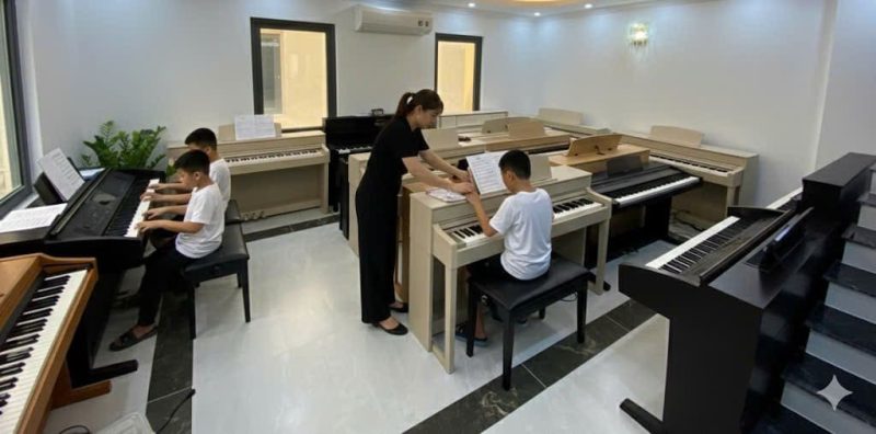 Lớp học piano cho bé mới học tại Long Biên với giáo viên hướng dẫn và đàn piano tiêu chuẩn