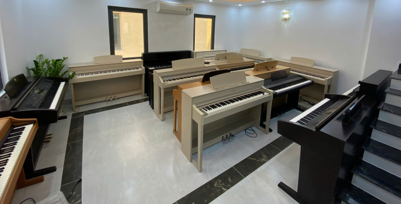 Các mẫu piano điện cho người mới học được trưng bày tại Sky Music Long Biên