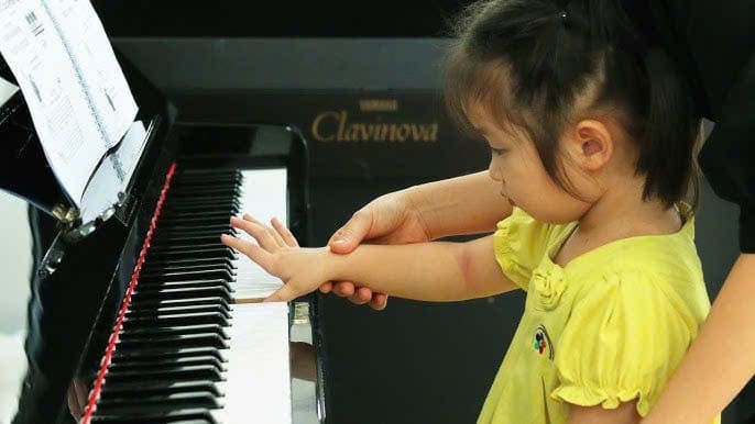 Bé nhỏ làm quen piano theo phương pháp dạy piano của Sky Music Long Biên