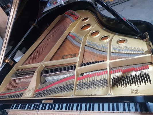 Cấu tạo bên trong piano grand Yamaha với soundboard và hệ thống dây đàn