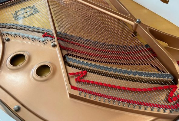 Chi tiết khung gang và hệ thống dây đàn bên trong piano grand Yamaha