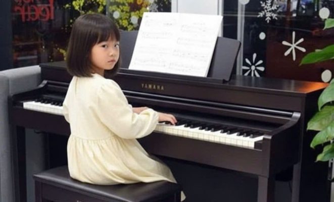 Học viên nhỏ làm quen đàn piano Yamaha trong giai đoạn phát triển cảm thụ âm nhạc