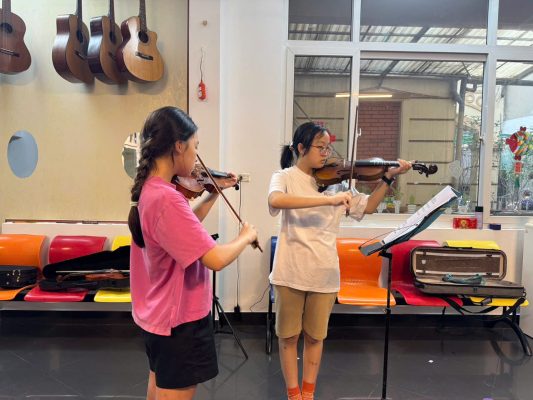 Lớp học violin cho trẻ nhỏ tại Sky Music Long Biên với giáo viên hướng dẫn trực tiếp