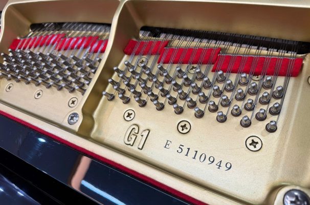 Cận cảnh piano grand Yamaha G3 với số serial và khung gang