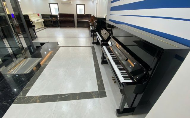 Showroom piano cơ và piano điện cho người mới học tại Long Biên