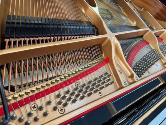 Khung gang và hệ thống chốt lên dây piano grand Yamaha