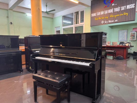 cam giac phim piano yamaha u1h cho nguoi moi hoc