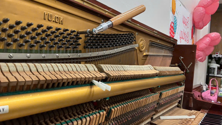 Đàn piano bị chênh dây cần bảo trì và tuning định kỳ