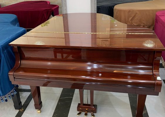 grand piano Yamaha màu gỗ sang trọng cho phòng khách biệt thự