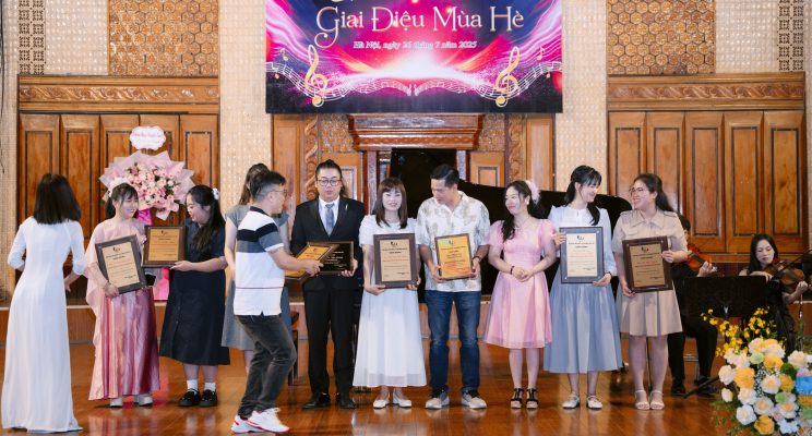 Học viên nhận giải tại sân khấu âm nhạc cho trẻ em Long Biên