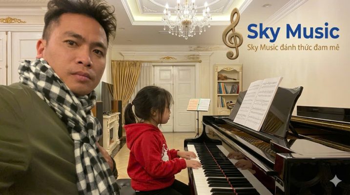 Khách hàng trải nghiệm piano Yamaha và Kawai tại showroom Sky Music Hà Nội