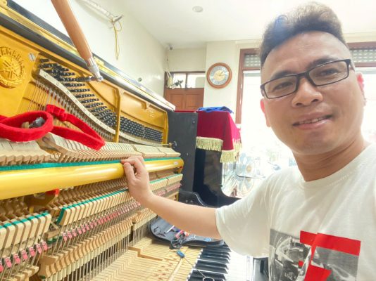 Kiểm tra bộ máy cơ action khi bảo dưỡng piano cơ