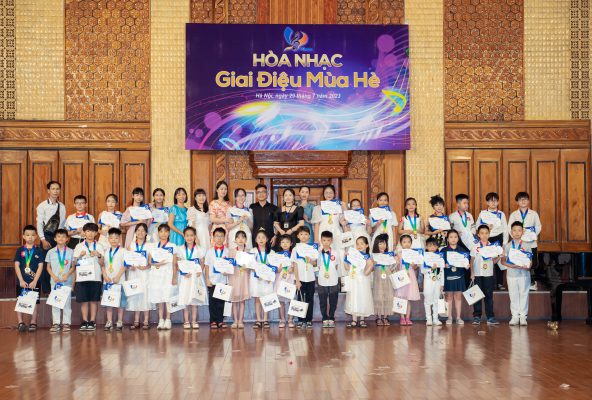 Lễ trao chứng nhận cho học viên tại Festival âm nhạc Long Biên