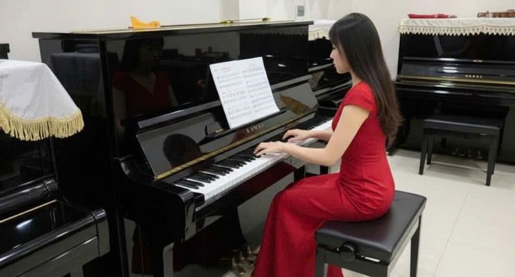Người lớn học piano cùng giáo viên có kinh nghiệm tại Long Biên