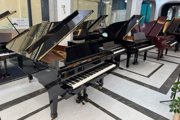 Showroom trưng bày piano grand Yamaha và Kawai tại Sky Music Long Biên