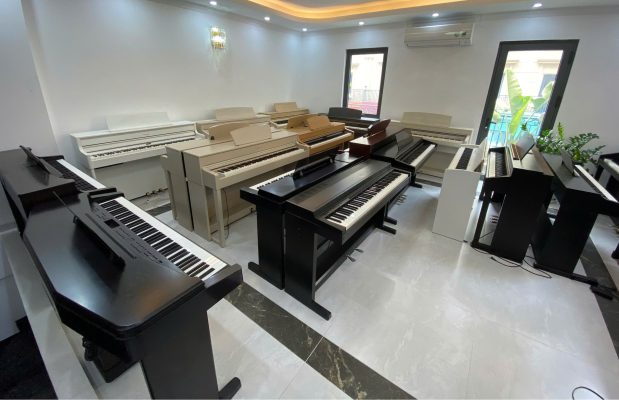 Bé trải nghiệm piano điện Roland tại trung tâm Sky Music