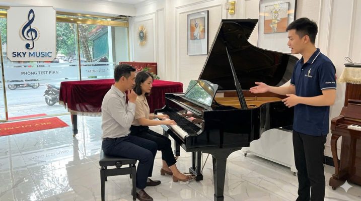 Khách hàng trải nghiệm Yamaha G5E cùng chuyên gia tư vấn piano tại Sky Music