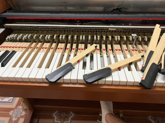 Vệ sinh phím đàn piano đúng cách để tránh ẩm mốc