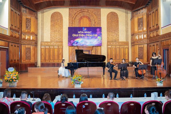 Vinh danh giáo viên tại Festival Giai Điệu Mùa Hè Long Biên