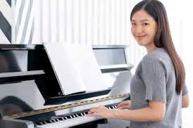 lớp học piano buổi tối dành cho người đi làm tại trung tâm