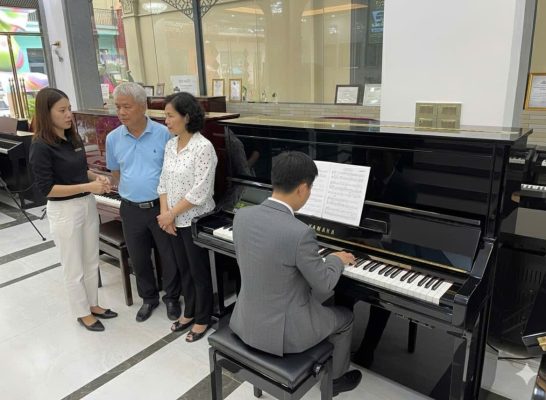 khach hang duoc tu van va trai nghiem am thanh piano truoc khi quyet dinh mua