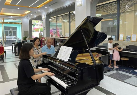 trẻ em trải nghiệm đàn piano tại trung tâm âm nhạc Sky Music Long Biên