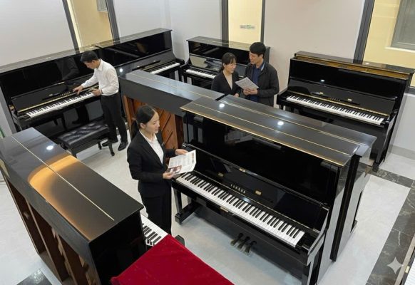 nhân viên tư vấn chọn đàn piano phù hợp cho khách hàng mới