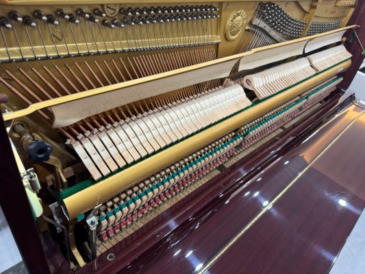 alt="Bộ máy action piano Yamaha W108B với hệ thống búa và cơ cấu phím được kiểm tra kỹ thuật"