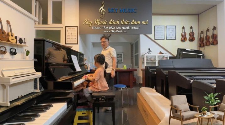 Học viên đăng ký học piano người lớn tại Sky Music Long Biên với giáo viên hướng dẫn