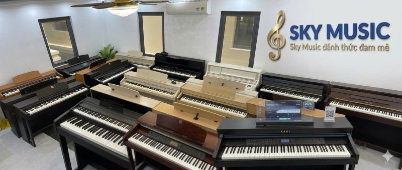 Khách hàng đang trải nghiệm thử đàn piano tại Sky Music trước khi đăng ký học hoặc mua đàn