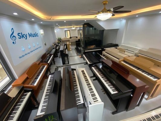 Học viên đăng ký học piano và được tư vấn chọn đàn tại Sky Music Long Biên